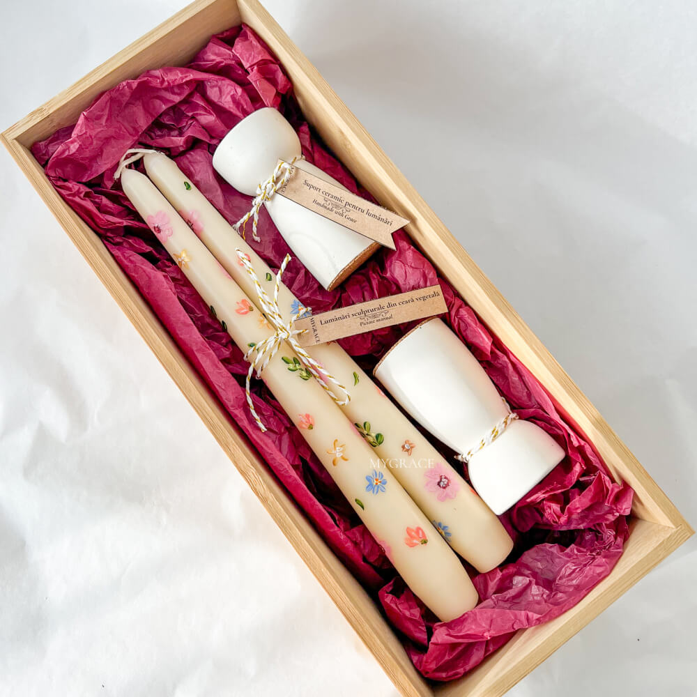 Set cadou ”Reverie” - set lumânări conice pentru sfeșnic, pictate manual, model floral (2 buc) și suport ceramic pentru lumânări (2 buc.)
