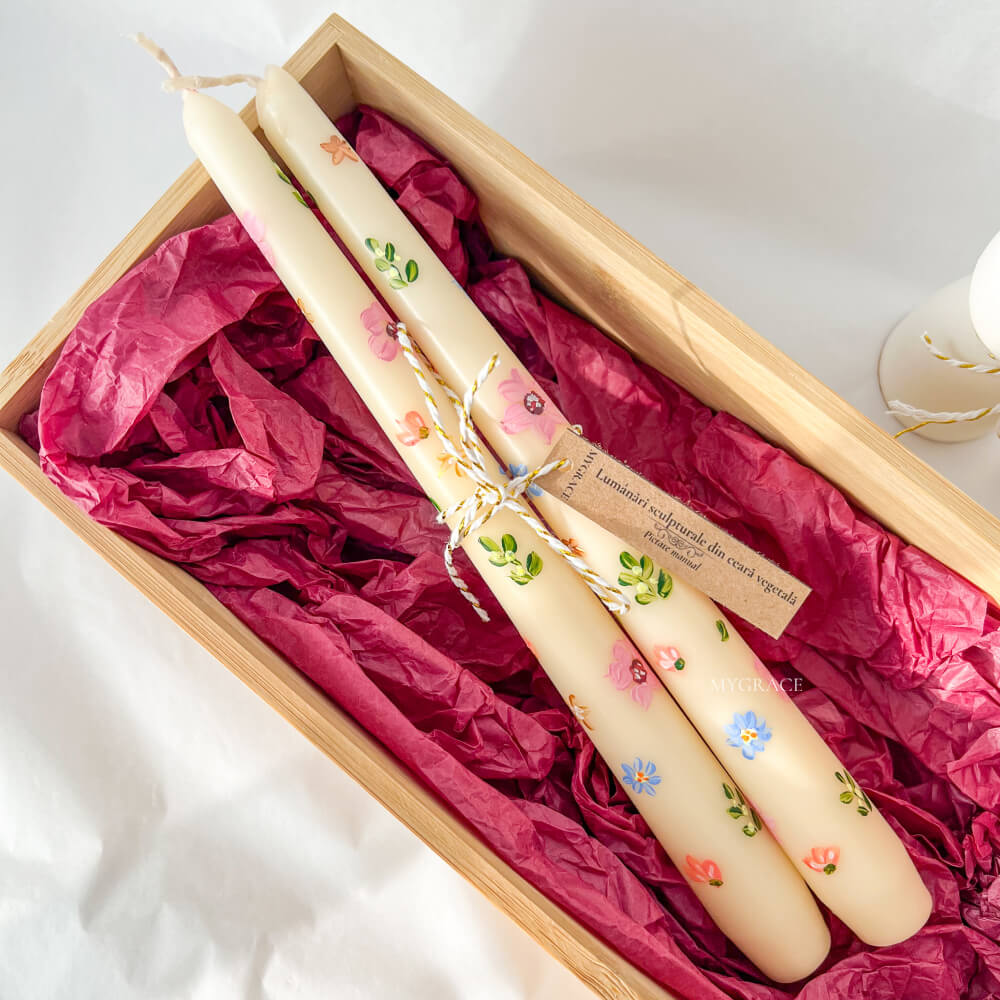Set cadou ”Reverie” - set lumânări conice pentru sfeșnic, pictate manual, model floral (2 buc) și suport ceramic pentru lumânări (2 buc.)