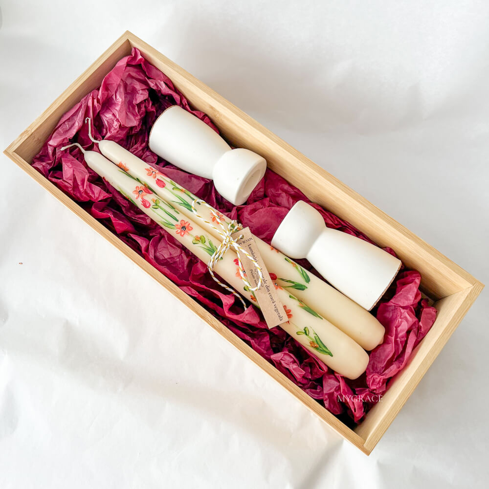 Set cadou ”Reverie” - set lumânări conice pentru sfeșnic, pictate manual, model floral (2 buc) și suport ceramic pentru lumânări (2 buc.)