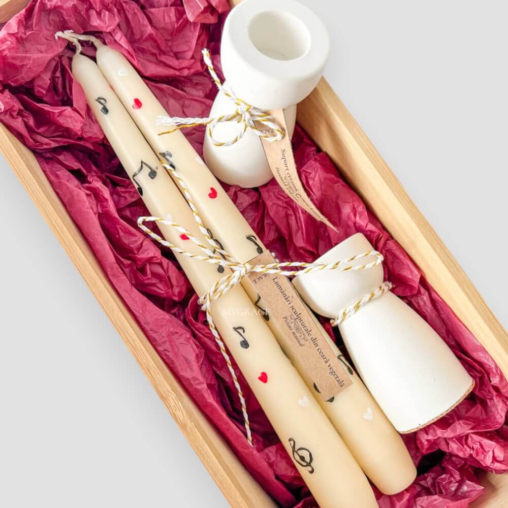 Set cadou ”Reverie” - set lumânări conice pentru sfeșnic, pictate manual, model note muzicale (2 buc) și suport ceramic pentru lumânări (2 buc.)