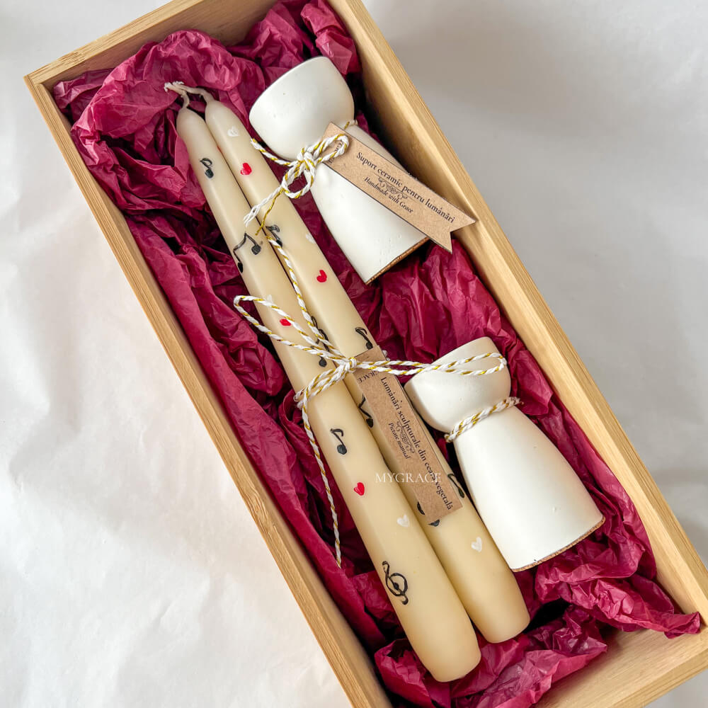 Set cadou ”Reverie” - set lumânări conice pentru sfeșnic, pictate manual, model note muzicale (2 buc) și suport ceramic pentru lumânări (2 buc.)