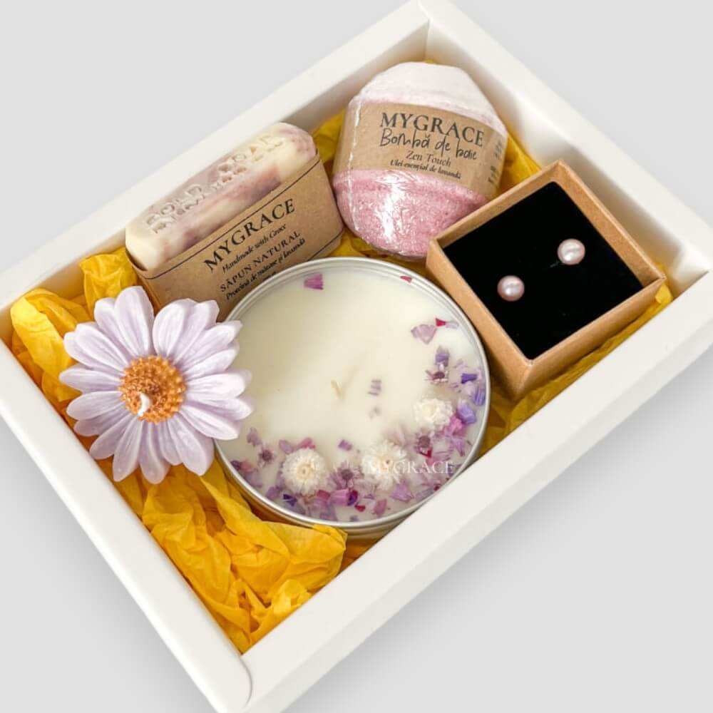 Set cadou ”Ești frumoasă” (1 pereche cercei din argint 925 cu perle de cultură, 1 lumânare ceară soia vas aluminiu, 1 lumânare margaretă, 1 bombă de baie, 1 săpun mediu)