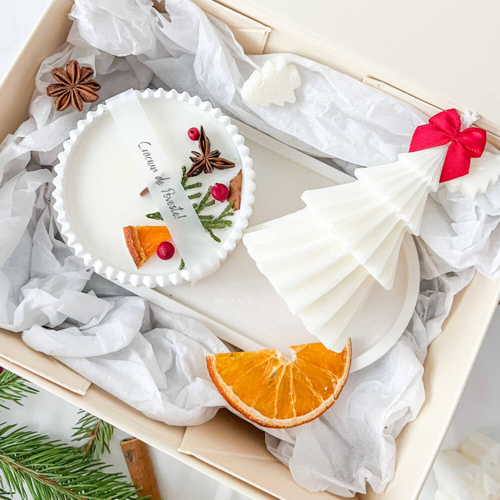 Cadou de Crăciun ”Crăciun de Poveste” - set lumânări parfumate ceară vegetală și tăviță ceramică, ambalare premium