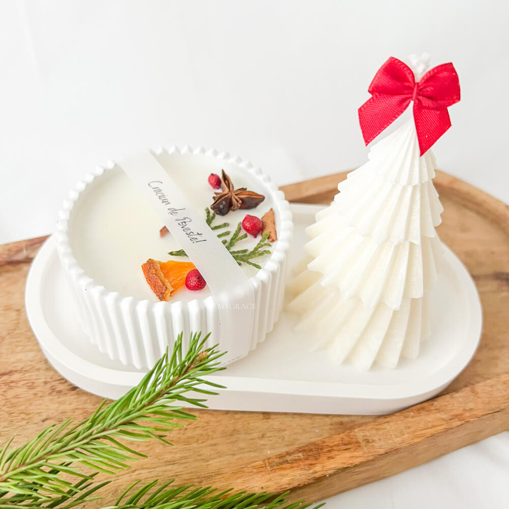 Cadou de Crăciun ”Crăciun de Poveste” - set lumânări parfumate ceară vegetală și tăviță ceramică, ambalare premium