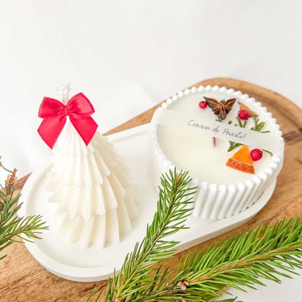 Cadou de Crăciun ”Crăciun de Poveste” - set lumânări parfumate ceară vegetală și tăviță ceramică, ambalare premium