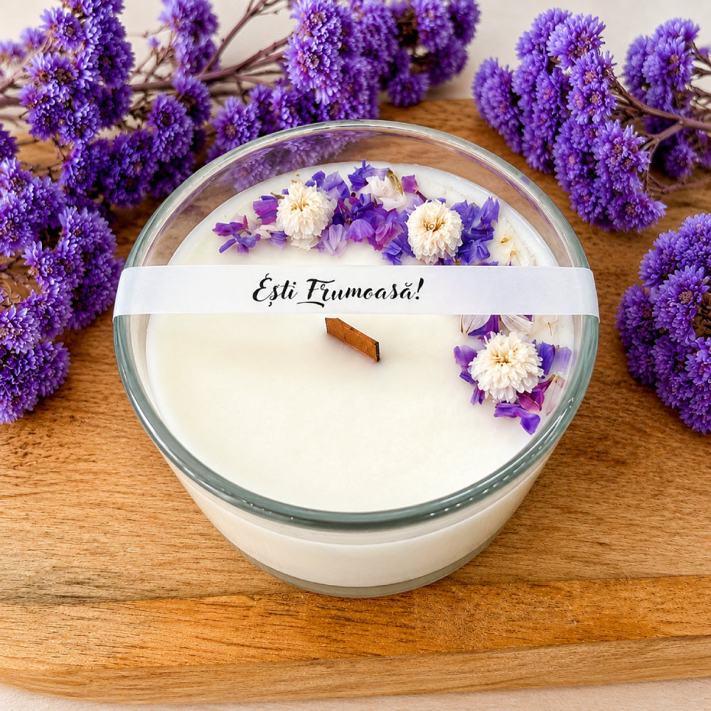 lumanare parfumata ceara soia esti frumoasa vas sticla floricele mov MYGRACE