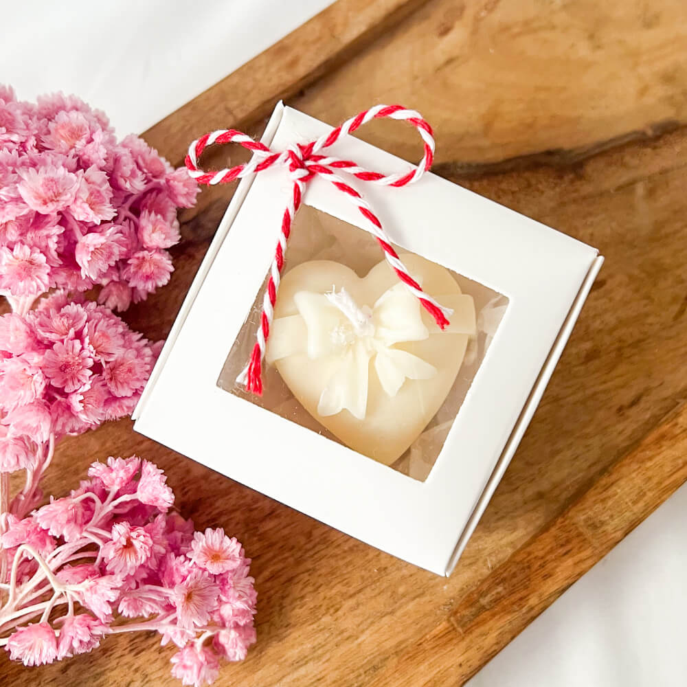Mărțișor - Mini lumânare decorativă parfumată ceară palmier, Graceful touch (note florale și vanilie), model inimioară albă cu fundă