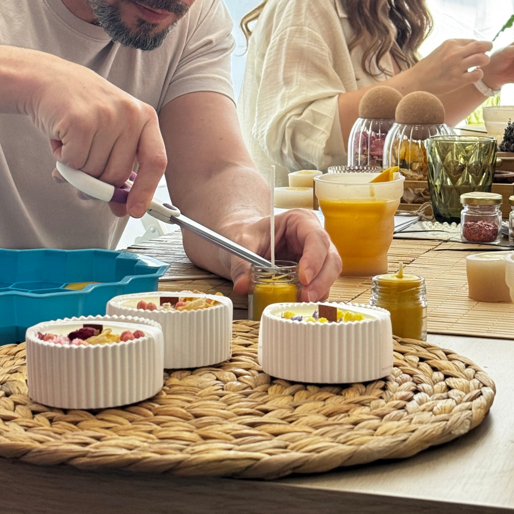 Participanți la o sesiune de atelier de lumânări parfumate și odorizante pentru dulap MyGrace