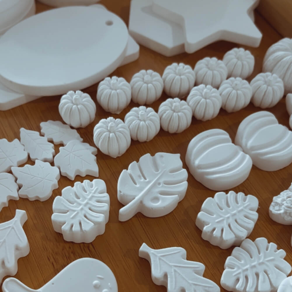 Figurine din praf ceramic pentru realizarea ceramicii parfumate, ideale pentru personalizarea odorizantelor de dulap cu parfumuri alese.