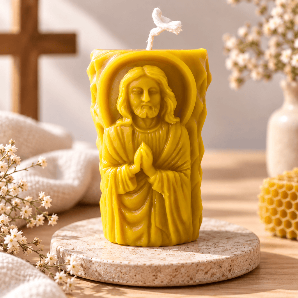 Lumânare religioasă sculptată din ceară de albine cu Iisus, vedere frontală