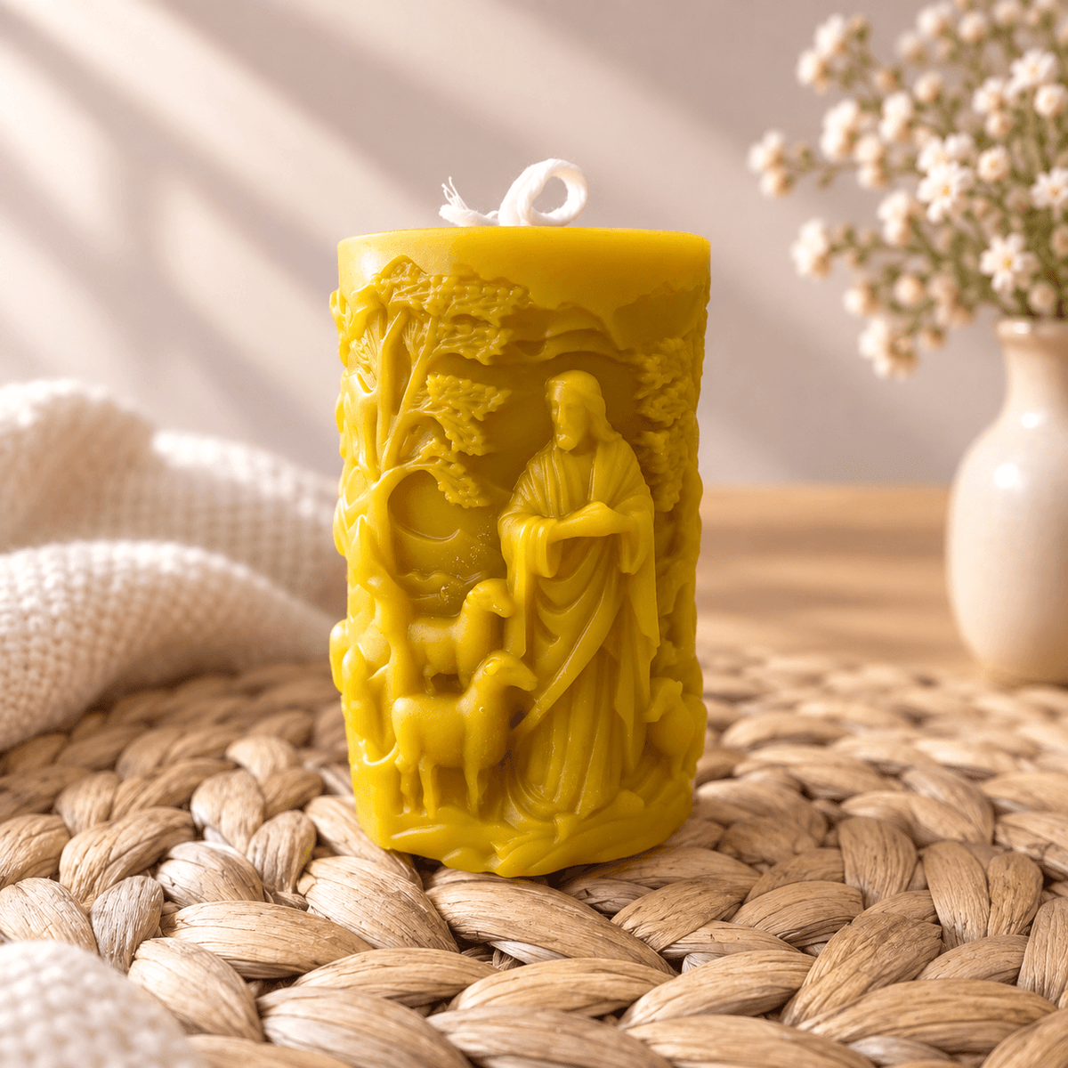 Lumânare religioasă sculptată din ceară de albine cu Iisus - Păstorul cel bun