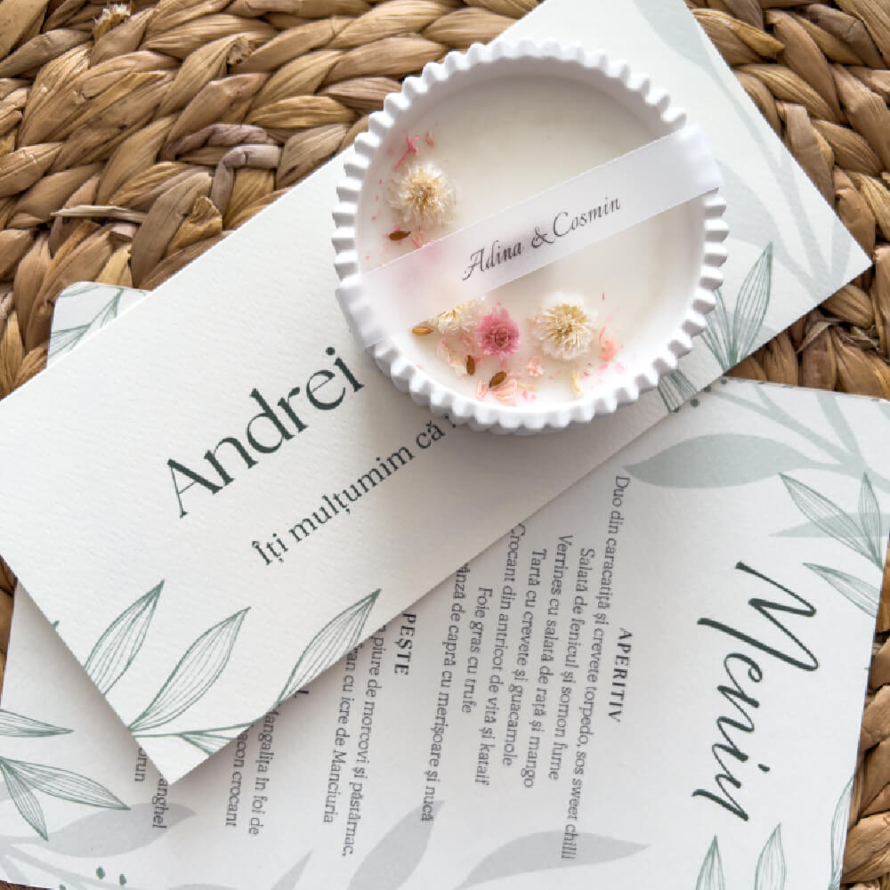 Mărturie de nuntă parfumată în recipient ceramic alături de papetărie de nuntă personalizată în aceeași temă florală