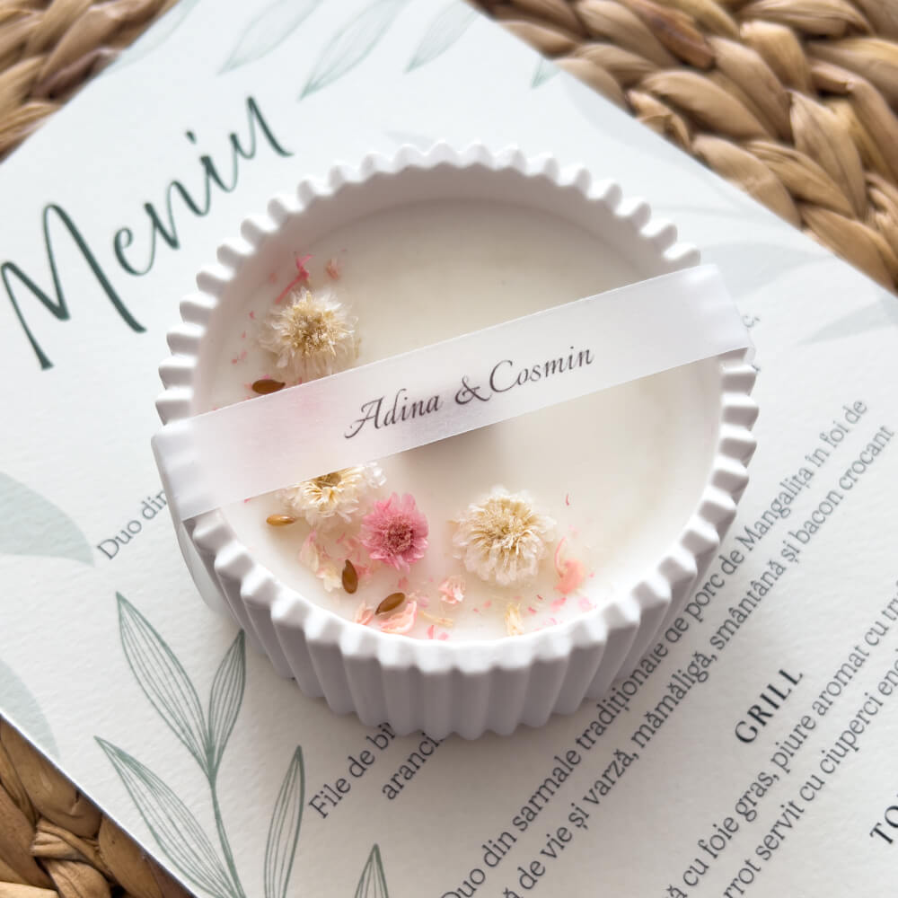 Mărturie de nuntă parfumată în recipient ceramic realizat manual, decorată cu flori naturale uscate și etichetă personalizată
