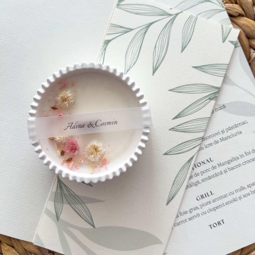 Mărturie de nuntă cu lumânare parfumată în recipient ceramic, alături de plic pentru dar și meniu personalizat