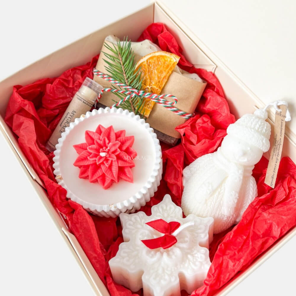 Cadou de Crăciun ”Christmas with Grace” - set lumânări parfumate ceară vegetală, săpun natural și balsam de buze, ambalare premium