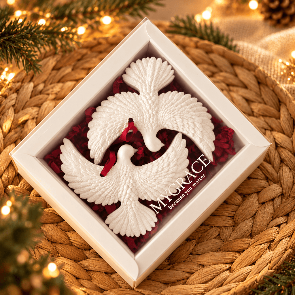 Set cadou cu două turturele albe decorative, ambalate festiv într-o cutie cu capac transparent și logo MYGRACE.