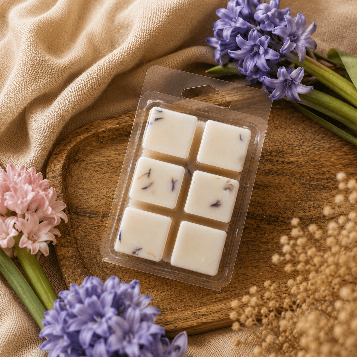 Cuburi parfumate MYGRACE din ceară naturală de soia cu parfum de zambilă, fotografiate alături de zambile naturale într-un decor cald și minimalist.